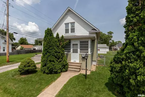915 4th Ave, Silvis, IL 61282