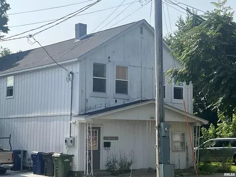 2323 Roosevelt St, Clinton, IA 52732