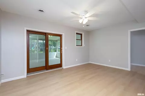 515 N 5th St, Eldridge, IA 52748 photo 9