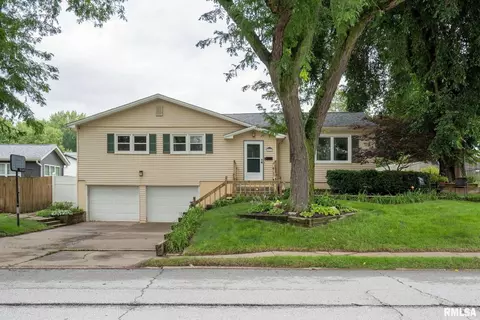 2217 Olympia Dr, Bettendorf, IA 52722