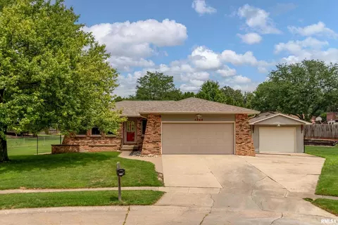 4365 Augusta Ct, Bettendorf, IA 52722