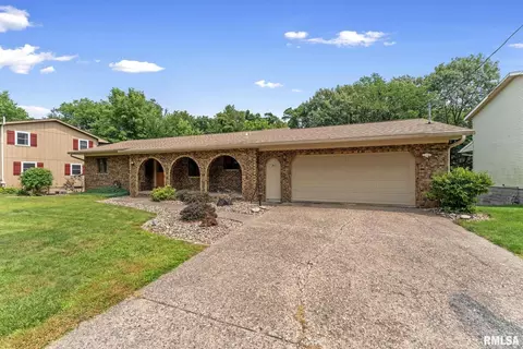 511 E 5th St, Coal Valley, IL 61240