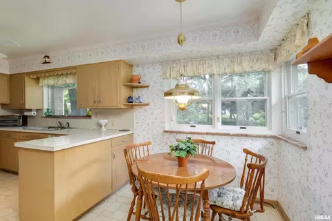 2808 26th St, Moline, IL 61265 photo 9