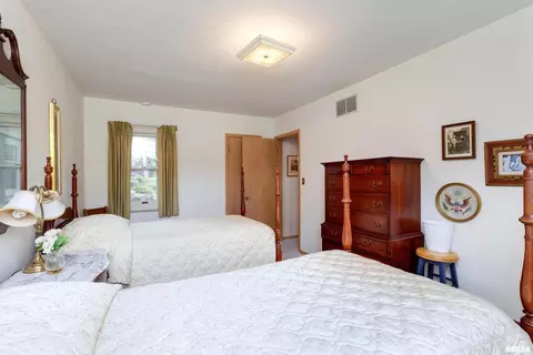 2808 26th St, Moline, IL 61265 photo 18