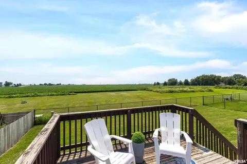 357 Lynnea Dr, Eldridge, IA 52748 photo 2