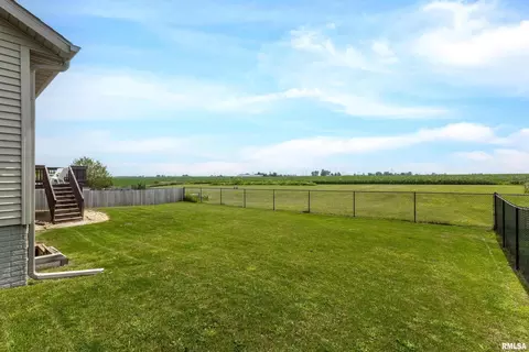 357 Lynnea Dr, Eldridge, IA 52748 photo 4