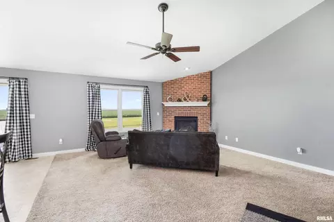 357 Lynnea Dr, Eldridge, IA 52748 photo 10