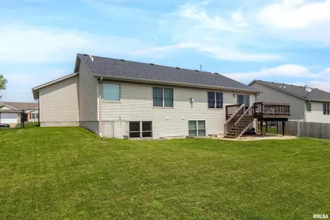 357 Lynnea Dr, Eldridge, IA 52748 photo 3