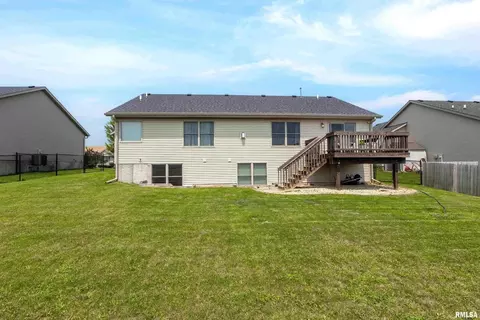 357 Lynnea Dr, Eldridge, IA 52748 photo 5