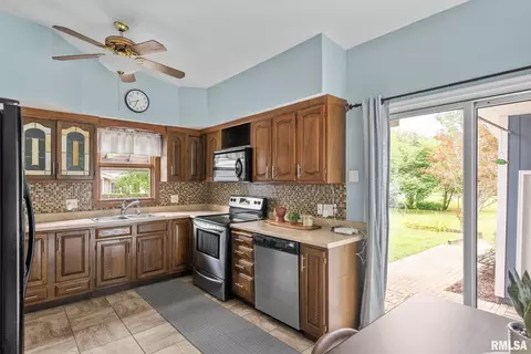 1815 37th St, Moline, IL 61265 photo 10