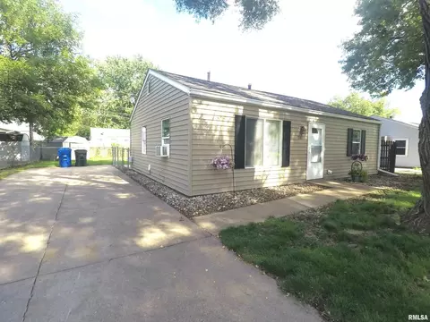 7107 Pine St, Davenport, IA 52806