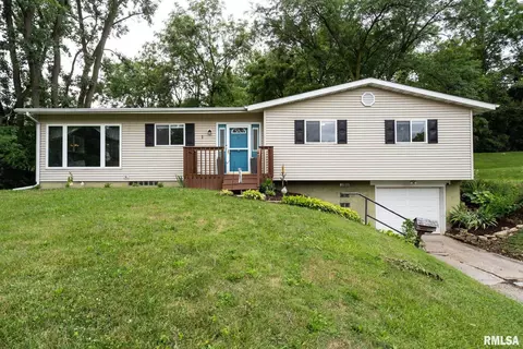 1 Waverly Ct, Davenport, IA 52804