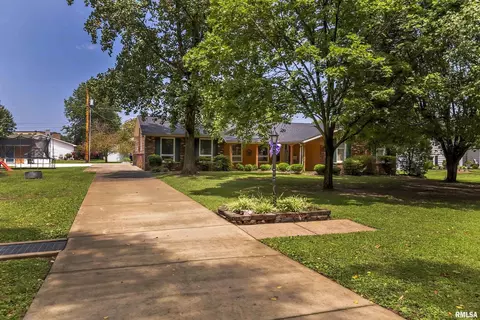 303 E Bond St, Benton, IL 62812 photo 3