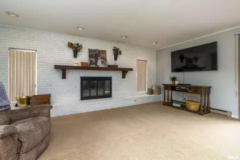 303 E Bond St, Benton, IL 62812 photo 7