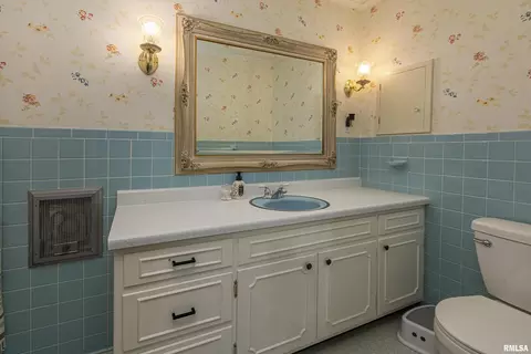 303 E Bond St, Benton, IL 62812 photo 16