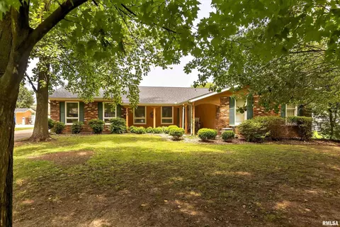 303 E Bond St, Benton, IL 62812 photo 2