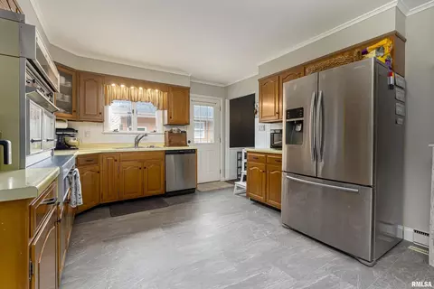 303 E Bond St, Benton, IL 62812 photo 8