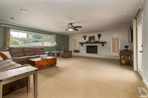 303 E Bond St, Benton, IL 62812 photo 5