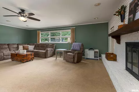 303 E Bond St, Benton, IL 62812 photo 6