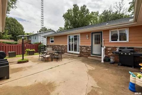 303 E Bond St, Benton, IL 62812 photo 29