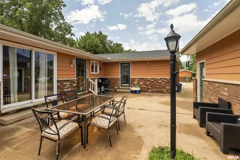 303 E Bond St, Benton, IL 62812 photo 30