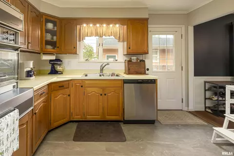 303 E Bond St, Benton, IL 62812 photo 11