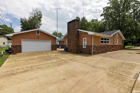 303 E Bond St, Benton, IL 62812 photo 31