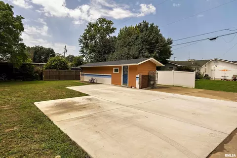 303 E Bond St, Benton, IL 62812 photo 32