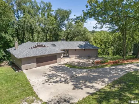 16 Elmwood Dr, Blue Grass, IA 52726