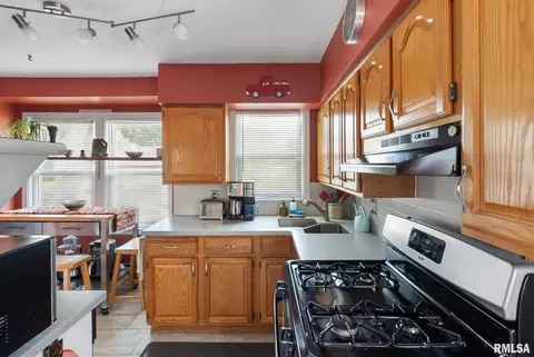 2411 29th St, Moline, IL 61265 photo 9