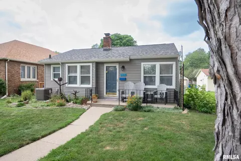 2411 29th St, Moline, IL 61265 photo 3