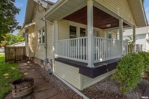 2431 5th St, Moline, IL 61265 photo 3
