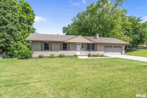 1738 Middle Rd, Bettendorf, IA 52722