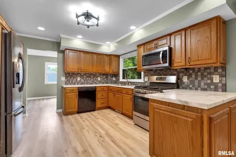 2815 36th St, Moline, IL 61265 photo 8