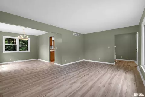2815 36th St, Moline, IL 61265 photo 5