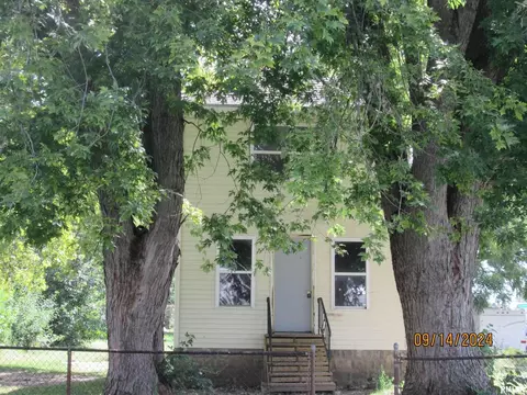 322 12th St, East Moline, IL 61244