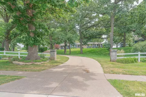 2215 23rd St, Bettendorf, IA 52722