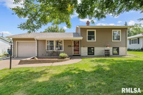2301 Ridge Dr, Davenport, IA 52804