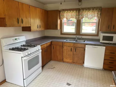 139 E 1960 E Pl, Plainville, IL 62365 photo 3