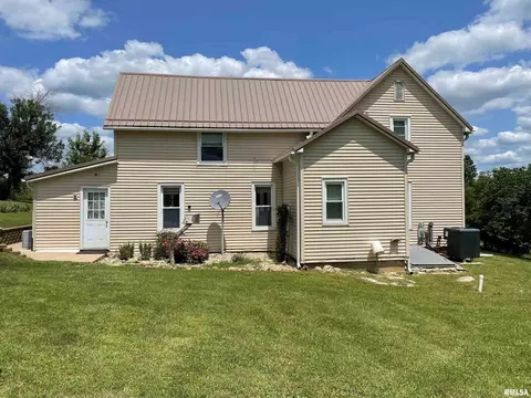 139 E 1960 E Pl, Plainville, IL 62365 photo 2