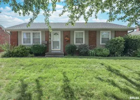 13 Columbia Ct NW, Davenport, IA 52804