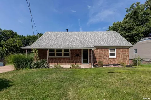 17 Central Ln, Bettendorf, IA 52722