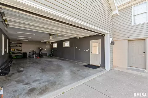 2428 45th St, Moline, IL 61265 photo 4