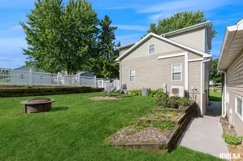 2428 45th St, Moline, IL 61265 photo 5