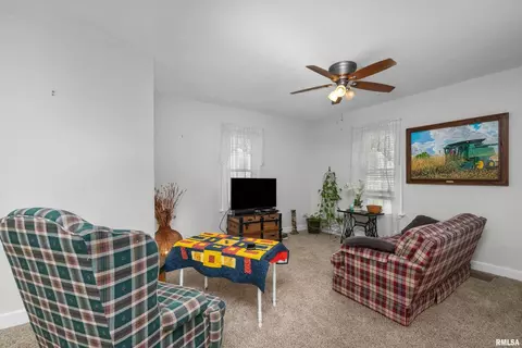 136 6th St, Silvis, IL 61282 photo 5