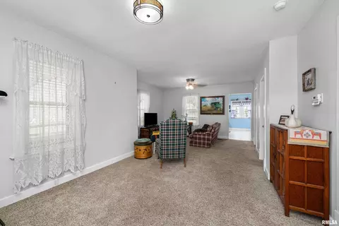 136 6th St, Silvis, IL 61282 photo 8
