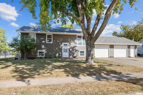 1712 Middle Rd, Camanche, IA 52730