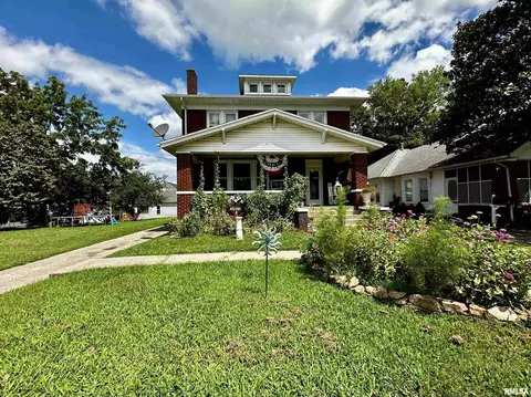 8 E Walnut St, Harrisburg, IL 62946