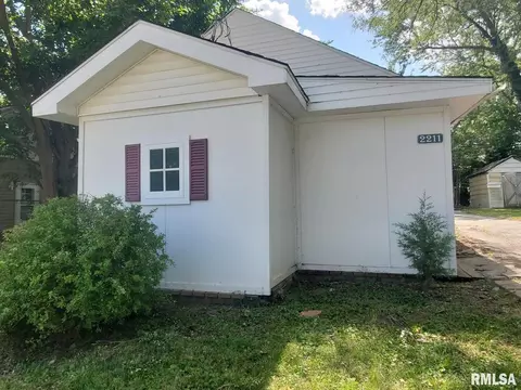 2211 W 51st St, Davenport, IA 52806