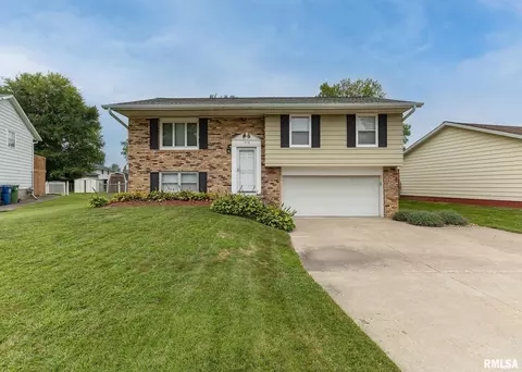 1516 Crestline Dr, Clinton, IA 52732